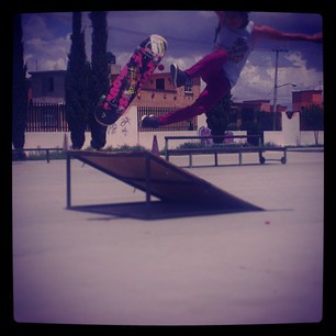 practicando skate
