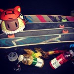 con su s skates y su casco