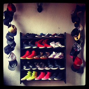 su coleccion de tenis y gorras